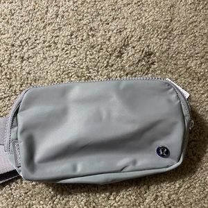 Lululemon SILVER DROP NWT everywhere belt bag 2022
